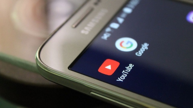 Nie milkną echa skandalicznego filmu nagranego w Szczecinie i opublikowanego przez youtubera - Kamerzystę. Widać na nim jak poniża i zachęca do wykonywania upokarzających czynności niepełnosprawnego intelektualnie chłopaka.