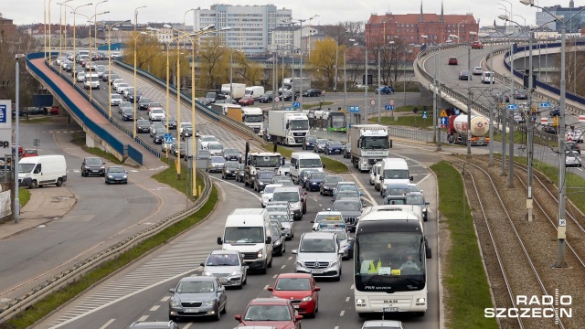 Estakada Pomorska to najtrudniejsze do pokonania miejsce dla kierowców w piątkowe popołudnie. Na żywo relacjonowała stamtąd sytuację ekipa Autoradio Radia Szczecin.
