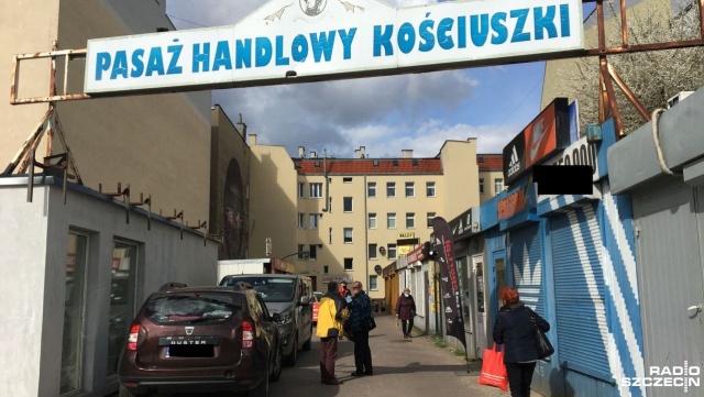 Miasto zapowiada koniec prowizorki w Pasażu Handlowym Kościuszki - konkretnego terminu jednak nie ma. Chodzi o ciąg kilkunastu blaszanych pawilonów, wybudowanych ponad 20 lat temu, po stronie północnej ul. Krzywoustego.