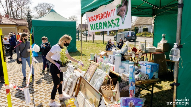 Kilkanaście stoisk, wozy straży pożarnej czy konkursy dla dzieci. Tak wyglądał sobotni kiermasz w Mostach pod Goleniowem na rzecz małego Kacperka.