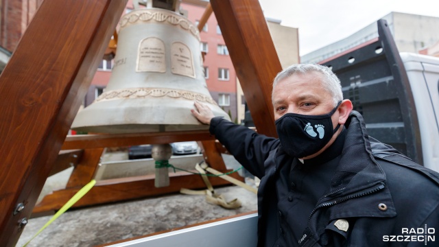 Przyjechał z Podkarpacia by stanąć w niedzielę w Szczecinie. Chodzi o ważący tonę dzwon, nazwany Głosem Nienarodzonych.
