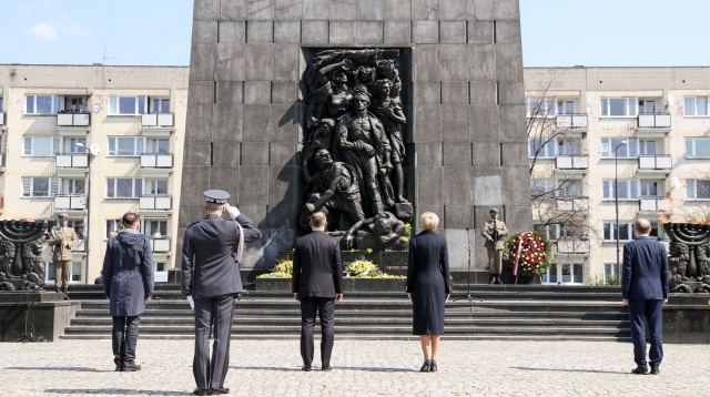 W Warszawie oddano hołd żydowskim bojownikom z getta. Przy Pomniku Bohaterów Getta zostały złożone wieńce oraz odmówiona została modlitwa w intencji poległych i zamordowanych.