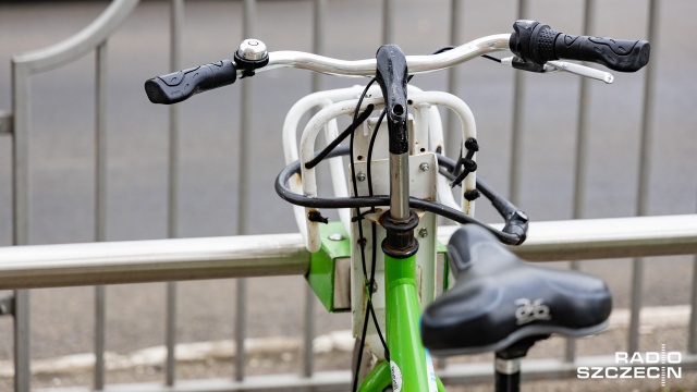 Jednoślady ze starego systemu Szczecińskiego Roweru Miejskiego zostaną sprzedane, będzie można je kupić także na sztuki - zapowiada spółka Nieruchomości i Opłaty Lokalne. Trwa przetarg na nową generacje systemu.