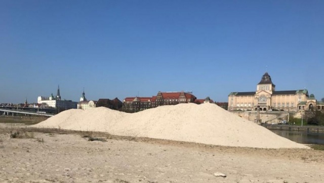 Już niedługo będziemy mogli poczuć się prawie jak nad morzem. Świeży nadmorski piasek przypłynął właśnie na Wyspę Grodzką prosto z Dziwnowa.