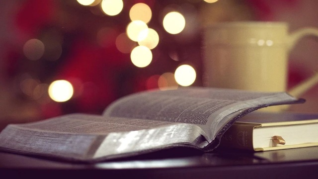 Biblia w formie audiobooka przez cały dzień po mszy w kościele, czytanie Pisma Świętego i świadectwa w internecie tych, którzy na co dzień poznają Biblię - to pomysł członków Wspólnoty Przyjaciele Oblubieńca w Resku.
