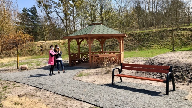 Praca w ogrodzie jako panaceum dla osób z chorobami psychicznymi. W szczecińskim szpitalu Zdroje przygotowano taki teren zielony przy jednym z pawilonów, który będą pielęgnowali pacjenci - informuje rzeczniczka placówki. To tak zwana hortiterapia.