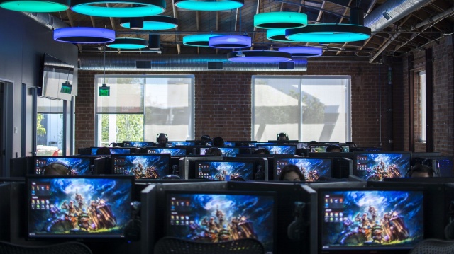 Akademicki Związek Sportowy AMS utworzył osiemnastą sekcję dla swoich studentów - sport elektroniczny, czyli e-sport.