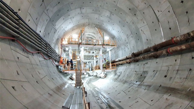250 metrów tunelu pod Świną wywiercone. Wyspiarka, czyli maszyna do wiercenia i układania tunelu pracuje bez zakłóceń - mówi Łukasz Lendner, dyrektor szczecińskiego oddziału Generalnej Dyrekcji Dróg Krajowych i Autostrad.