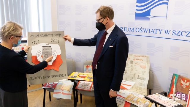 856 plakatów wpłynęło na konkurs ogłoszony w 230. rocznicę uchwalenia Konstytucji 3 Maja. Konkurs zorganizowało Archiwum Państwowe w Szczecinie i Kuratorium Oświaty.