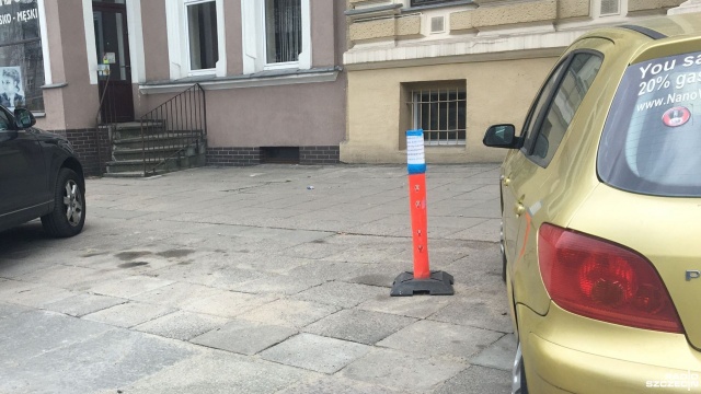 Są problemy z malowaniem linii wyznaczających miejsca parkingowe - przyznają urzędnicy. Od kilku tygodni ZDiTM w Szczecinie uzupełnia oznakowanie poziome w Strefie Płatnego Parkowania tak, by było ono zgodne z prawem i można było legalnie pobierać opłaty.