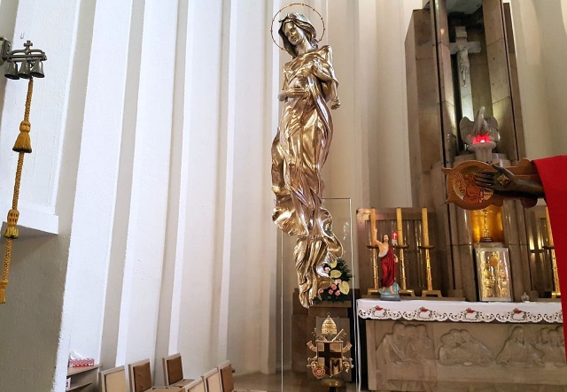 Figura Matki Bożej Brzemiennej z relikwiami św. Jana Pawła II pielgrzymuje po kościołach Archidiecezji Szczecińsko-Kamieńskiej. To do niej wierni modlą się o dar potomstwa.