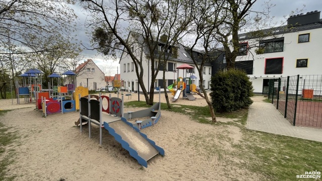 Dwie dziewczynki potrzebowały pomocy lekarskiej, po wypadku w piątek rano w szczecińskim Przedszkolu Publicznym nr 77 przy ul. Hożej.