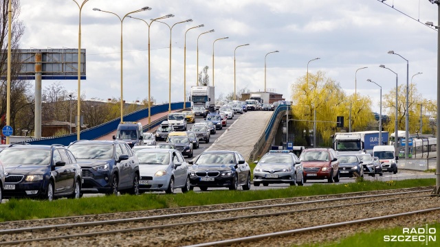 Korek w drodze do Estakady Pomorskiej w godzinach szczytu rozpoczynał się już na Bramie Portowej. O tym co dzieje się na drogach, na żywo - relacjonowała ekipa serwisów Autoradio.