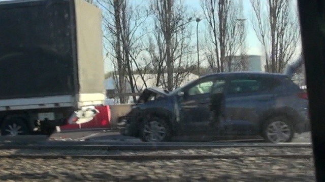 Ponad 10 kilometrów ma korek przed Estakadą Pomorską w kierunku centrum Szczecina. To po kolizji samochodu osobowego z dostawczym.