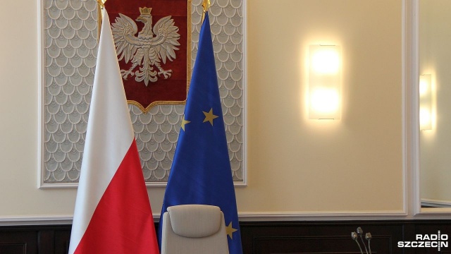 Rząd wydłużył okres pobierania dodatkowego zasiłku opiekuńczego o kolejne dwa tygodnie czyli do 9 maja. Zasiłek przysługuje rodzicom i opiekunom w przypadku zamknięcia z powodu COVID-19 żłobka, przedszkola, szkoły czy klubu dziecięcego.