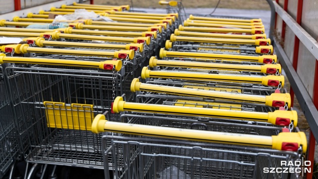 We Włoszech po kontrolach w całym kraju zamknięto 12 supermarketów. Przeprowadzający inspekcję karabinierzy z jednostek do spraw sanitarnych znaleźli w tych placówkach ślady koronawirusa.