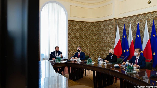 Zakończyło się spotkanie premiera Mateusza Morawieckiego z przedstawicielami klubu Lewicy. Rządzący wraz z opozycją dyskutowali na temat wydatkowania prawie 60 miliardów euro na odbudowę gospodarki po pandemii.