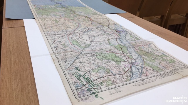 Widzieliśmy wyjątkową mapę, na której wytyczono po raz pierwszy zachodnią granicę Polski niedaleko Szczecina w 1945 roku. Mapę udało się odnaleźć wśród dokumentów, które odkryto w remontowanej sali posiedzeń Rady Miejskiej Szczecina.