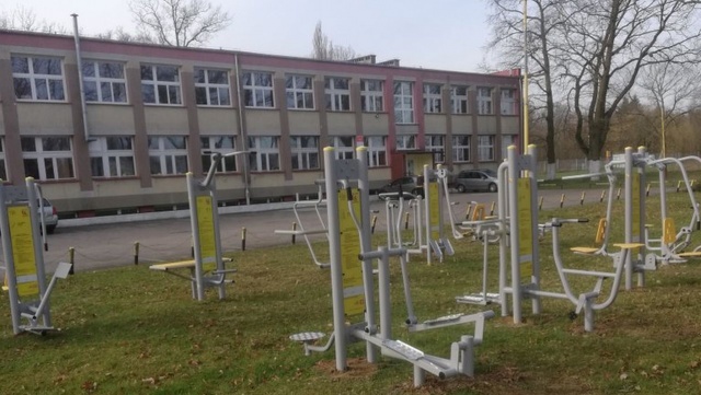 Uczniowie będą mogli korzystać z urządzeń do ćwiczeń mięśni klatki piersiowej, nóg czy ramion, które pojawiły się na placu przed Zespołem Szkół numer pięć.