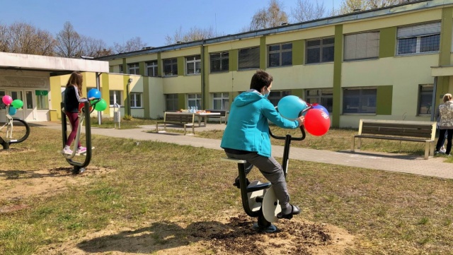 W szpitalu spędzają często wiele tygodni, a nawet miesięcy, teraz będą mogli ćwiczyć na świeżym powietrzu. Siłownia pod chmurką stanęła przy szpitalu Zdroje w Szczecinie.