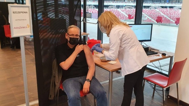 Minister zdrowia zaszczepił się na Stadionie Narodowym na koronawirusa pierwszą dawką preparatu firmy Astra Zeneca.