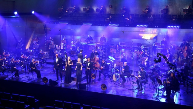 W ramach cyklu koncertów Majówka z muzyką polską w złotej sali Filharmonii im. Mieczysława Karłowicza zabrzmią w niedzielę przeboje z lat 20. i 30. XX wieku m.in. z repertuaru Hanki Ordonówny i Eugeniusza Bodo. Orkiestrę szczecińskich symfoników poprowadzi zza pulpitu dyrygenckiego Daniel Nosewicz.