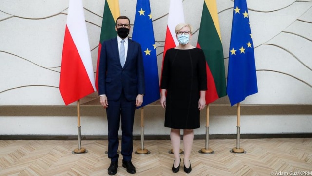 Premier Mateusz Morawiecki rozpoczął wizytę na Litwie. Tematami spotkania są zagadnienia z agendy Unii Europejskiej, kwestie bilateralne, a także tematy związane z polityką regionalną.
