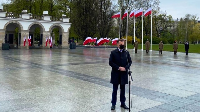 Minister obrony narodowej Mariusz Błaszczak powiedział, że polscy żołnierze z biało-czerwonymi flagami na ramieniu dbają o bezpieczeństwo Polski i jej sojuszników. Tym samym stają się ambasadorami Rzeczypospolitej Polskiej na całym świecie.
