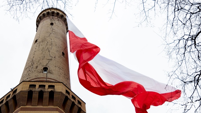 Największa na świecie biało-czerwona już powiewa na szczycie latarni morskiej w Świnoujściu. Nie o 12, jak zapowiadano, tylko przed godziną 10 na maszt, na wysokość 60 metrów, wciągnięto flagę uszytą przez wolontariuszy z okazji święta barw narodowych.
