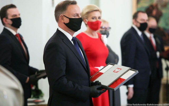 Prezydent Andrzej Duda powiedział, że 2 maja to dzień symboliczny - szczególnej łączności Polaków na całym świecie. W Pałacu Prezydenckim odbyła się uroczystość z okazji Dnia Polonii i Polaków za Granicą oraz Dnia Flagi Rzeczypospolitej Polskiej.