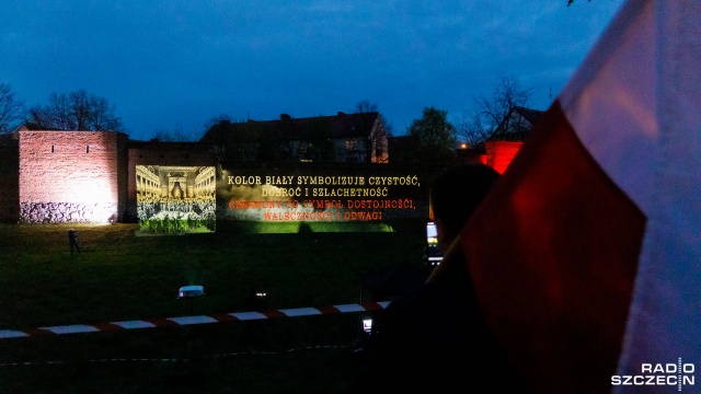 Najdłuższe w kraju Pyrzyckie Mury Obronne elementem Dnia Flagi Rzeczpospolitej Polskiej. To właśnie na ich tle zaprezentowana została w niedzielny wieczór specjalna projekcja historyczna.