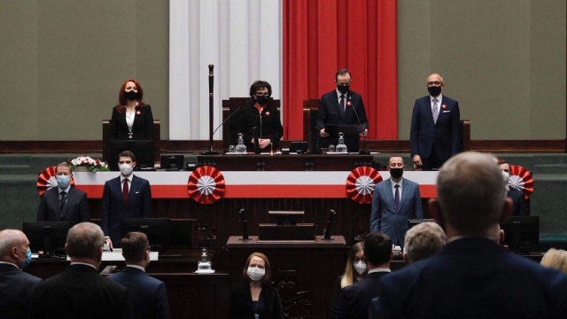 Parlamenty Polski i Litwy podjęły uchwałę w sprawie uczczenia 230. rocznicy uchwalenia Konstytucji 3 Maja i zaręczenia wzajemnego obojga narodów. Jej treść odczytał marszałek Senatu, Tomasz Grodzki.