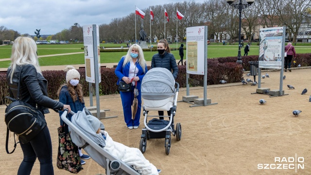 To podróż w czasie - od XVIII wieku do współczesności, a motywem przewodnim jest Konstytucja 3 Maja. Okolicznościowa wystawa Dar 3 Maja stanęła na Jasnych Błoniach w Szczecinie.