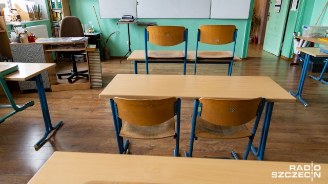 Od wtorku do szkół w całej Polsce wracają najmłodsi uczniowie z klas 1-3 ze szkół podstawowych. Do końca maja do nauki stacjonarnej mają wrócić wszyscy uczniowie.