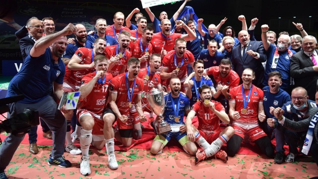 Siatkarze Grupy Azoty ZAKSY Kędzierzyn-Koźle, którzy w sobotę wygrali Ligę Mistrzów, we wtorek przed południem na ulicach Kędzierzyna-Koźla spotkali się z kibicami i fetowali ten sukces.
