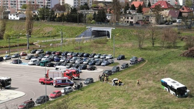 Autobus z linii 54 wjechał na trawnik - obok pętli Turkusowa - na prawobrzeżu.