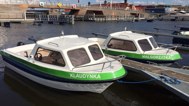 Klaudynka, Tereńka, Danuś, Romka, Ewuśka i Małgorzatka gotowe do sezonu. Miejskie motorówki zacumowały przy Bulwarze Gdyńskim i czekają na wypożyczenie.