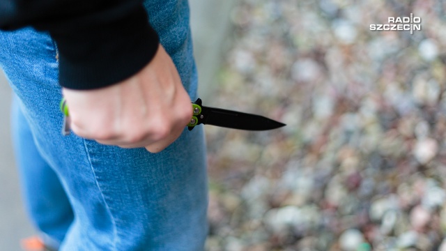 Podczas policyjnej interwencji w Brzezinach (woj. łódzkie) policjant postrzelił napastnika z nożem. Do zdarzenia doszło po godzinie 18.