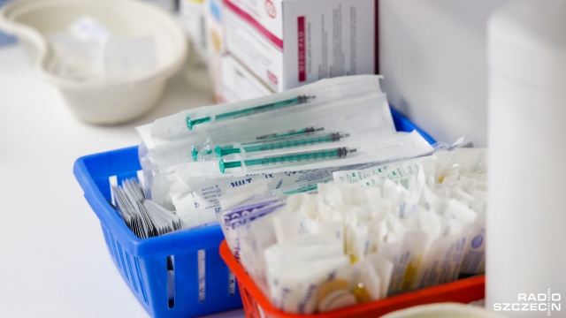 Kanada jako pierwszy kraj na świecie będzie szczepić nastolatków przeciwko COVID-19. Lada dzień taką samą decyzję w tej sprawie ma podjąć Amerykańska Agencja ds. Żywności i Leków.