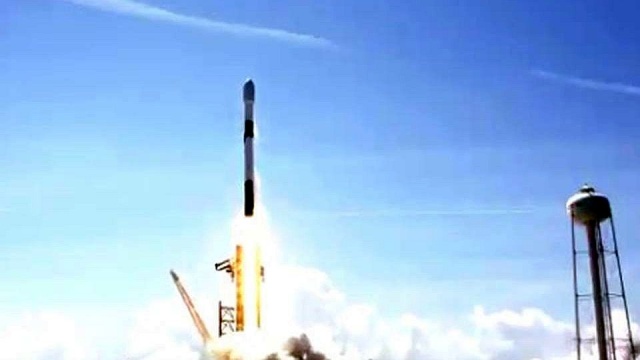 Wielki sukces kosmicznej firmy SpaceX Elona Muska. Pierwszy raz w historii poprawnie wylądował prototyp rakiety, która w przyszłości ma latać na Marsa.