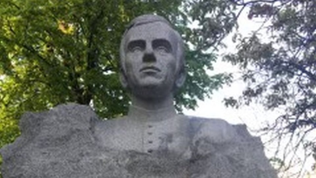 Pomnik księdza Jerzego Popiełuszki zdewastowany przez nieznanych sprawców w nowojorskiej dzielnicy Greenpoint. Na monumencie, między innymi, namalowano antypolskie hasła.