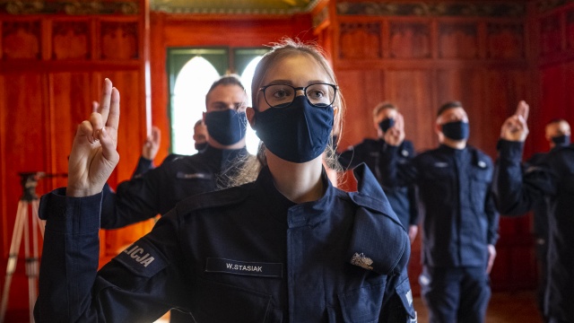 Ślubowanie nowych funkcjonariuszy zachodniopomorskiej policji w cieniu tragedii w Raciborzu. Uroczystości rozpoczęła minuta ciszy, a przemówienie komendanta i wojewody nawiązywały do śmiertelnego postrzelenia policjanta.