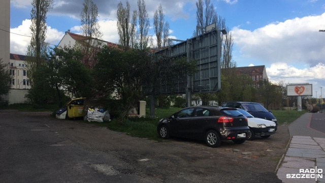 Jeszcze w tym miesiącu ruszą prace przy zagospodarowaniu okolic szczecińskiego Teatru Kana. Teraz na niewielkiej działce, tuż przy zjeździe z Trasy Zamkowej widać zaparkowane samochody, zalegają też budowlane śmieci.