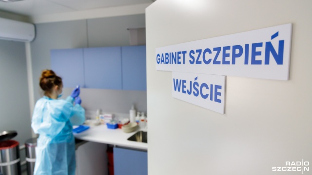 Prezes Rządowej Agencji Rezerw Strategicznych Michał Kuczmierowski poinformował, że w piątek do Polski będzie dostarczonych 250 tysięcy szczepionek firmy Moderna.