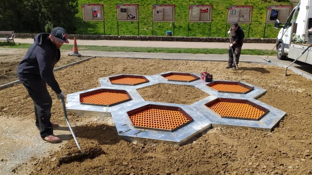 W Stargardzie trwa montaż urządzeń na placach zabaw - m.in. nowych trampolin w Parku Chrobrego. Będzie tam też nowa nawierzchnia.