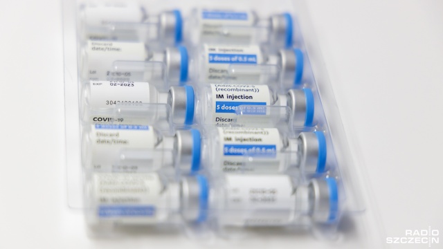 Komisja Europejska zatwierdziła nową umowę z BioNtech i Pfizer na dostawy do Unii szczepionek przeciw COVID-19.