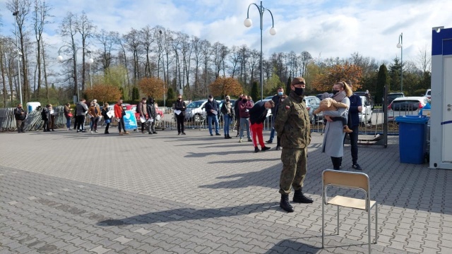 Tylko osoby pełnoletnie będą mogły zarejestrować się w niedzielę na szczepienie przeciw COVID-19.