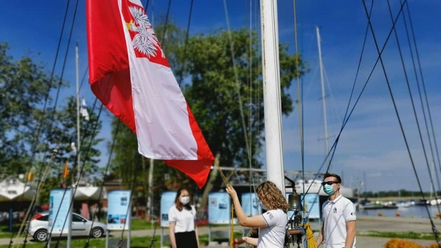 Od wielu lat na początku maja plac apelowy w Centrum Żeglarskim w Szczecinie wypełniał się żeglarzami. Teraz, z powodu epidemii nie było to możliwe, ale podczas startu sezonu tradycyjnie, uroczyście podniesiono banderę.
