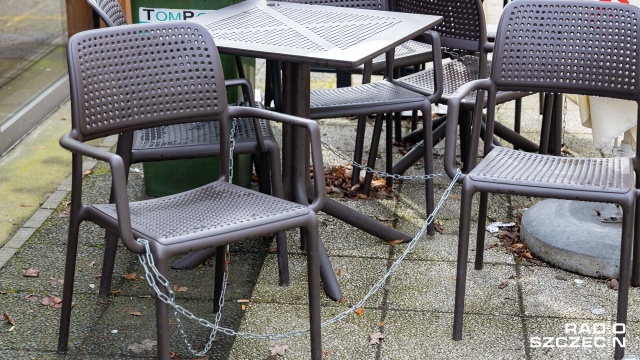 Sobotnie otwarcie ogródków restauracyjnych i zniesienie godziny policyjnej zakończyło się w Brukseli nocną interwencją policji. W całej Belgii wprowadzono kolejny etap łagodzenia ograniczeń związanych z pandemią.