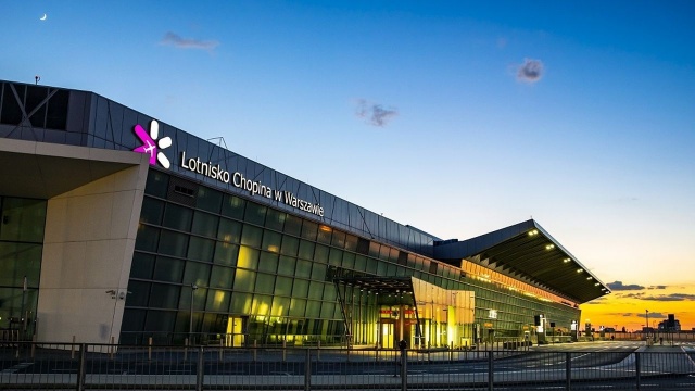 Na warszawskim Okęciu wylądował samolot, którym ewakuowano z Delhi w Indiach dyplomatów Polski i Czech wymagających hospitalizacji z powodu COVID-19.